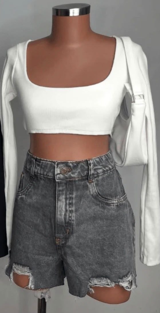 Conjunto Cropped Branco com Short Jeans